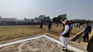 মেদিনীপুরে হেলিপ্যাডে নেমে জনতার উদ্দেশ্যে হাত নাড়ছেন অমিত শাহ