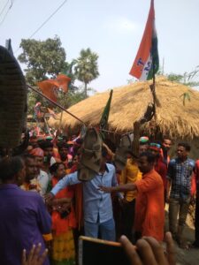 ঝাঁটা-জুতো ঝোলানো রয়েছে BJP প্রার্থীর সামনে