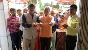 ফিতে কেটে নতুন ভবনের দ্বারোদঘাটন করছেন আইসিএআর বা ভারতীয় কৃষি গবেষণা পরিষদের ডেপুটি ডিরেক্টর (কৃষি সম্প্রসারণ) ড. রাজবীর সিংহ ও বিধানচন্দ্র কৃষি বিশ্ববিদ্যালয়ের উপাচার্য ড. অশোক কুমার পাত্র।