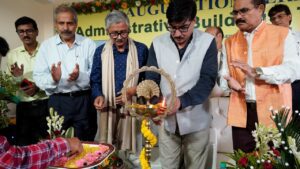 প্রদীপ জ্বালিয়ে অনুষ্ঠানের সূচনা করছেন ফিতে কেটে নতুন ভবনের দ্বারোদঘাটন করছেন আইসিএআর বা ভারতীয় কৃষি গবেষণা পরিষদের ডেপুটি ডিরেক্টর (কৃষি সম্প্রসারণ) ড. রাজবীর সিংহ ও বিধানচন্দ্র কৃষি বিশ্ববিদ্যালয়ের উপাচার্য ড. অশোক কুমার পাত্র, পূর্ব মেদিনীপুর কেভিকে-র সিনিয়র সায়েনটিস্ট ও হেড সামসুল হক আনসারি, আইসিএআর কলকাতার কৃষি প্রযুক্তি ব্যবহার গবেষণা কেন্দ্রের ডিরেক্টর ড. প্রদীপ দে, বিধানচন্দ্র কৃষি বিশ্ববিদ্যালয়ের ডিরেক্টর অফ এক্সটেনশন এডুকেশন প্রফেসর শুভেন্দু বিকাশ গোস্বামী, হলদিয়া রামকৃষ্ণ মিশনের স্বামী বিবেকাত্মানন্দজি মহারাজ।