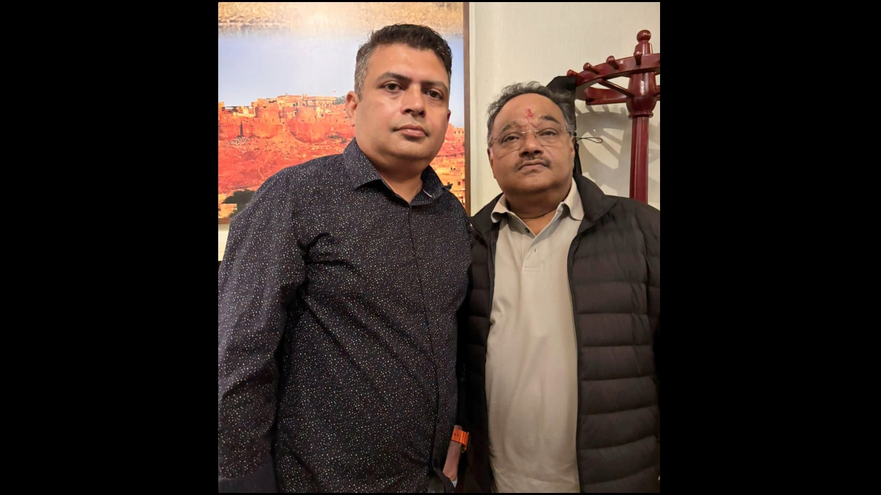 বাঁদিকে শ্রী ইন্দ্রনীল বন্দ্যোপাধ্যায় এবং ডানদিকে শ্রী শমীক ভট্টাচার্য।